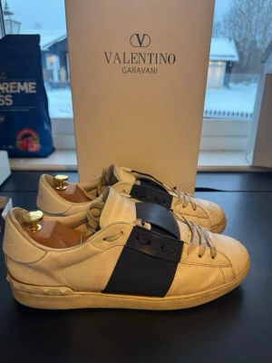 Valentino Garavani vita sneakers - Säljer ett par riktigt feta valentino opens! De är sparsamt använda inga defekter förutom att de är lite smutsiga! Allt og medföljs!