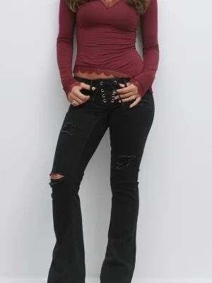 Gina Tricot jeans - Säljer mina svarta pleated tie jeans från Gina Tricot 14+ strl xs regular, längden passar mig som är ca 169💕Helt slutsålda online och använda fåtal gånger så de är i väldigt fint skick därav pris, skriv gärna innan köp