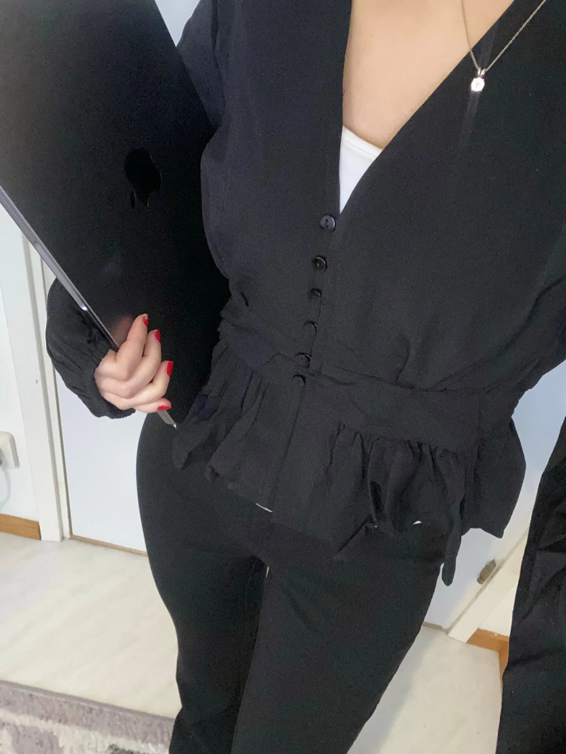 Svart blus med volang och knappar - 2