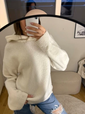 Vit stickad hoodie - Så så fin och gosig stickad hoodie🤍🤍🤍🤍🤍🤍🤍🤍🤍🤍🤍🤍🤍 crémevit 