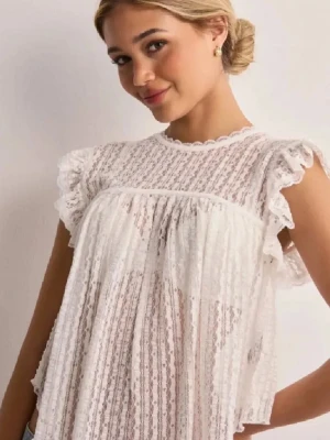 Nelly topp  - Topp från Nelly! Oanvänd 🤍