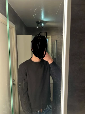 C.P Company tröja  - En riktigt snygg sweatshirt från C.P Company. Den är svart och passar till det mesta. Tröjan är i mycket bra skick utan fläckar. Det finns ett litet slitage på CP Company brickan på armen. Skriv vid frågor och kolla gärna in min profil för fler feta tröjor och plagg!