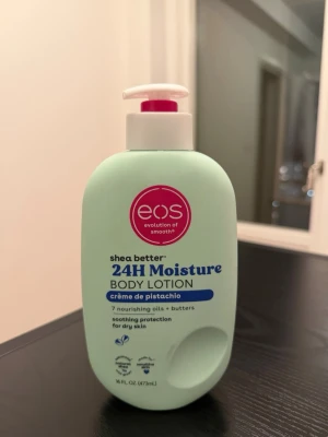 EOS 24H Moisture Body Lotion Pistage - Oöppnad body lotion från EOS i doften crème de pistachio. Super god doft. Innehåller sheasmör, 7 närande oljor och smör, och ger långvarig återfuktning för torr hud. 473ml 