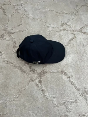 Svart unik keps  - Säljer en mycket fin och unik svart keps i storleken L. Den är helt ny utan tags på och pris kan diskuteras 😇