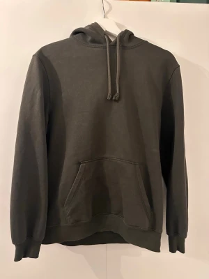 Grön Hoodie - Tja den är i mycket bra skick i storlek XS från H&M