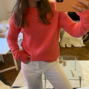 Rosa stickad tröja från Other Stories - Säljer en stickad tröja i en härlig korallrosa färg från & Other Stories. Tröjan har rund halsringning, långa ärmar och ribbade muddar vid ärmslut och nederkant. Perfekt för att liva upp garderoben med en färgklick inför våren!💐💕