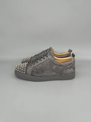 Christian Louboutin Louis Junior Spikes Skor Grå Mocka - • The shoes have only been worn a few times and are in like-new condition  • Size: 40.5 (fits 41–41.5)  • Color: Grey  • Retail price: 9500 SEK / 795€  • No accessories included