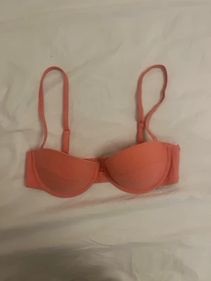 Bikini H&M - Coral-rosa bikini från H&M, storlek 70b. Går att spänna åt om man vill (se sista bilden) använd en gång så är i super skick💗