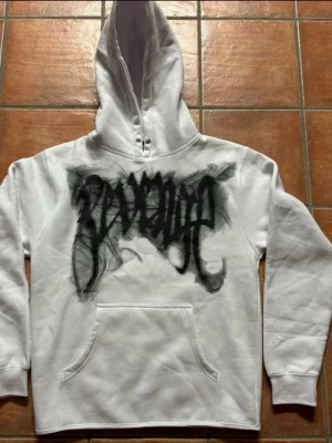 revenge smoke arch logo cropped hoodie - Köpt från revenge. Helt ny. Har kvitto i mail!