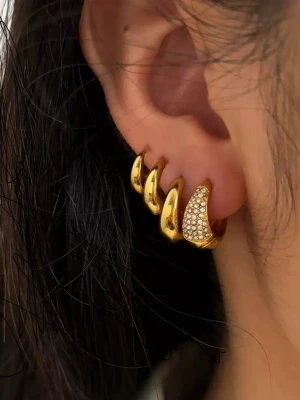 Guldpläterade chunky hoops örhängen - Säljer ett set med guldpläterade chunky hoops örhängen i olika storlekar. Några av örhängena är dekorerade med små gnistrande stenar för extra bling, medan andra har en slät, blank finish. Perfekta för att mixa och matcha till olika looks. Material hög kvalitet rostfritt stål, vattentåliga.