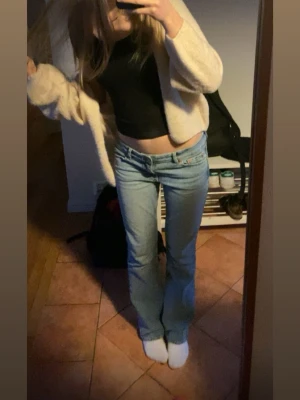 Ljusblå bootcut jeans från Levis - Säljer ett par ljusblå junkyard jeans med bootcut passform och låg midja. Klassisk femficksmodell med Levis-logga på bakfickan. Jeansen är i mjukt denimtyg och har en avslappnad vibe, perfekta till en enkel t-shirt eller hoodie.pris går att diskutera💞💞