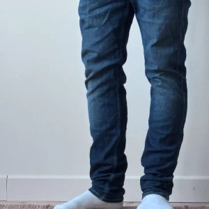 Blå slim fit jeans med kontrastsömmar - Säljer ett par blå replay ”ANBASS” med storleken 31/32 köptes för 1899