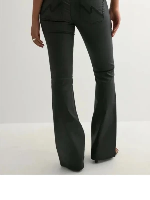 Svarta bootcut jeans - Helt nya utan pris lapp säljer de för de är för korta  för mig storlek 34 men funkar för S om man är under 167. 