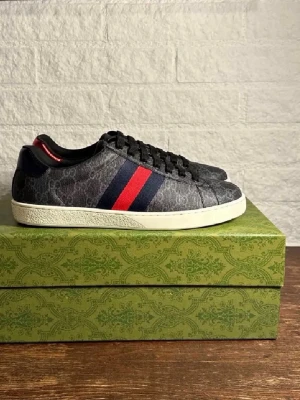 Gucci Ace skor  - Gucci Ace i storlek 44. Skicket 8-9/10. Endast Använda fåtal gånger. Pris kan alltid diskuteras. Hör av er vid fler bilder eller frågor. 