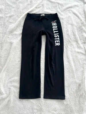 Hollister vida byxor  - Storlek XS. Rakt över midjemått: 36cm. Innebenslängd: 70cm. Frakt inom 24h. Se liknande plagg i min profil! 