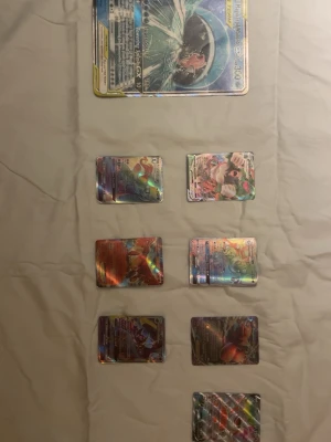 Pokémon GX / V / VMAX – Samlarpaket (9 kort - Pokémon GX / V / VMAX – Samlarpaket (9 kort)  Säljer ett paket med  holografiska Pokémonkort. Perfekt för samlare eller dig som vill bygga upp en stark och snygg samling.  Ingår i paketet: 	•	Primarina GX 	•	Dragonite GX 	•	Ho-Oh GX 	•	Greninja GX 	•	Rhyperior V 	•	Rillaboom VMAX 	•	Lunala GX 	•	Magikarp & Wailord GX TAG TEAM (jumbo)  Samtliga kort är holografiska och i fint skick.  Säljes endast som paket.  Pris: 422 kr eller bud.   