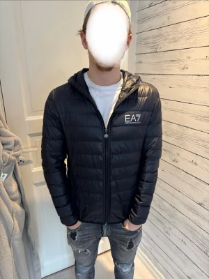 Pufferjacka från Emporio Armani - Säljer en svart pufferjacka från Emporio Armani EA7. Säljer pga ingen användning. Inga defekter. Skriv om ni har frågor! Pris kan diskuteras. 