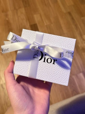 Christian Dior J'adior armband - Säljer ett snyggt Christian Dior J'adior armband. Det finns två annorlunda färger  man får skriva för mer information!