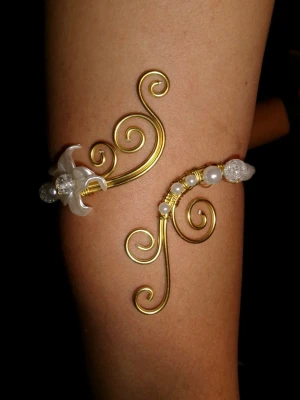 Armcuff  - Finns både i silver och guld💞 Lättböjd material som är enkel att justera. Vid osäkerhet, skriv gärna din till mig din omkrets på armen🥰 Jag gör även customs!