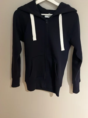 Mörkblått sett strl xs - Snyggt mörkblått sett från Russemerch i storlek XS.  Tillverkad i mjukt material som känns skönt mot huden. Perfekt för en avslappnad och cool stil. Jag säljer för att dom är för små och jag är 168💕 