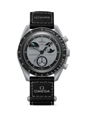 Omega x Swatch Speedmaster klocka - Snygg Omega x Swatch Speedmaster MoonSwatch med svart och grå urtavla, tachymeter och kronograf. Klockan har svart textilband med vita sömmar och Omega-logga. Perfekt för dig som gillar ikonisk design och detaljer.