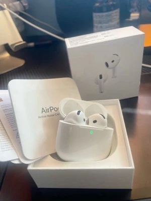 AirPods med laddningsetui - Säljer ett par vita  AirPods med trådlöst laddningsetui. Hörlurarna har stilren design, smidig passform och levereras i originalförpackning med manual. Perfekta för musik, samtal och poddar. Kopplas enkelt till iPhone och andra Apple-enheter.