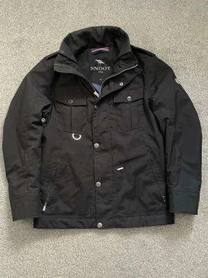 Snoot Field Jacka - Snoot svart Field jacka, säljes i bra skicka | Sparsamt använd | Storlek M | Hör av er vid eventuella frågor eller funderingar!