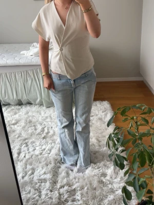 blus  - en super fin beige/vit blus/tröja ifrån sisterspoint i storlek xs, aldrig använd därav priset, nypris 500-600 kr💕