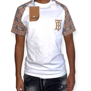 Burberry T-shirt- Vit- Storlek M - Helt ny. Fin replika med hög kvalitet. Modellen är 175cm lång. EU|M Pris: 949kr. Först till kvarn. Skickas direkt inom 24h