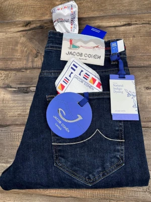 Jacob Cohën jeans  - Jacob Cohën 688 regular. Helt nya, allt og ingår. Hör av er vid eventuella frågor eller funderingar! 