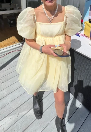 Klänning  - En sommardröm!!!! 🧁. Priset är satt utifrån vad jag betalde med tull mm.  Precis kemtvättad, så i nytt skick. 