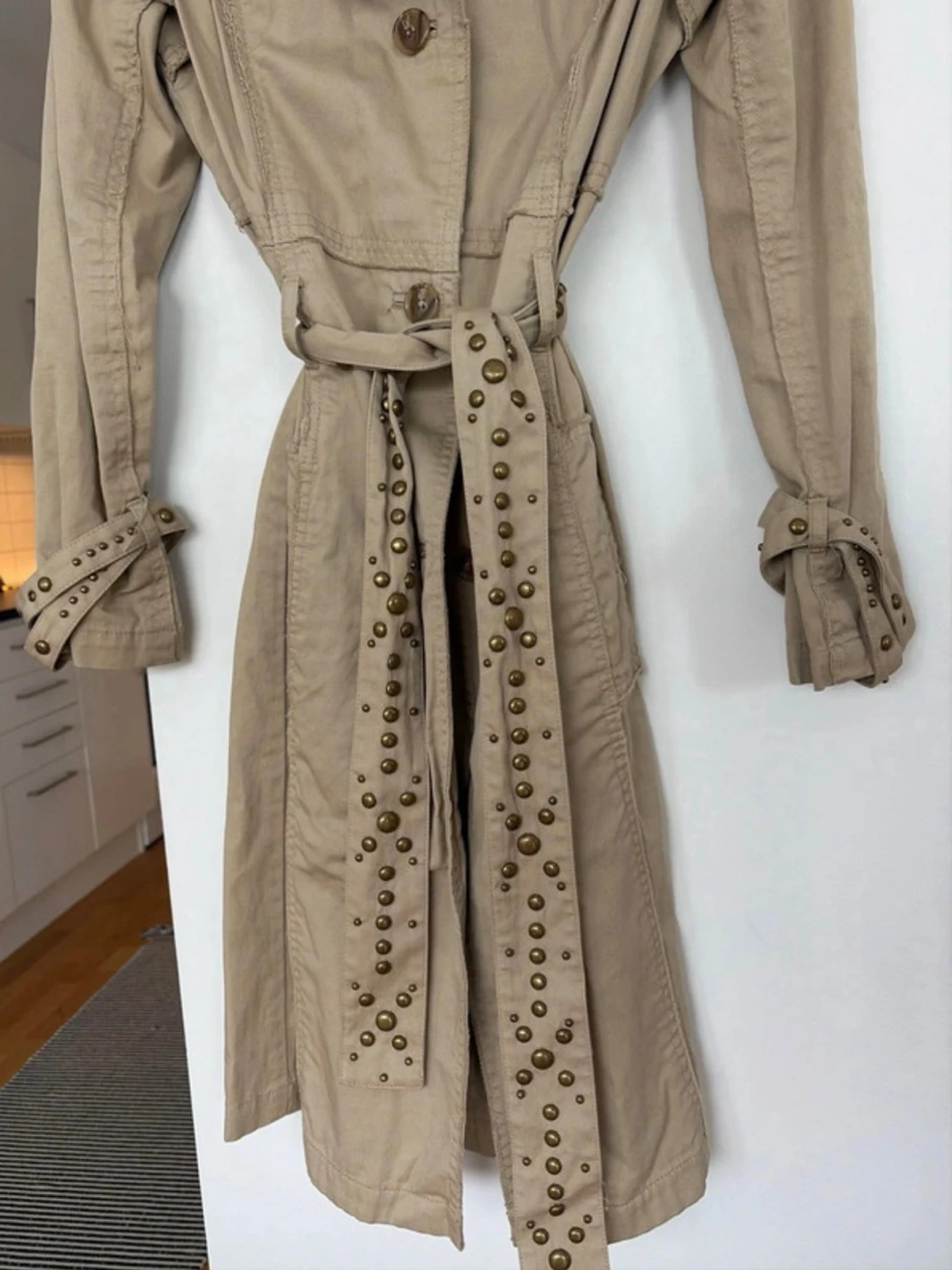Beige trenchcoat med nitar - 1