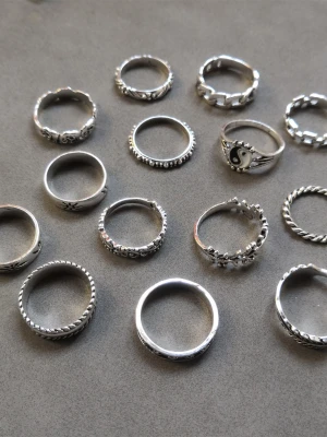 14 st ringar  - 14 st ringar med olika former och mönster. Materialet är alloy. (#606)