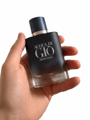 Acqua di Giò Profondo parfym - Acqua di Giò Profondo från Giorgio Armani är en elegant parfym i en stilren, matt mörkblå glasflaska med silverdetaljer. Flaskan har en rektangulär form och ett matchande blått lock. Doften är modern och passar dig som gillar fräscha, marina toner.