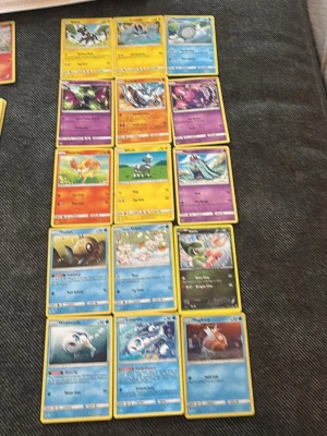 Samling Pokémonkort blandade typer - Säljer en samling Pokémonkort med olika Pokémon och energityper. Korten har färgglada illustrationer och gul ram. Blandningen innehåller både vatten-, gräs-, eld-, psyke- och mörkertyper. Perfekt för dig som vill utöka din samling eller spela med vänner.