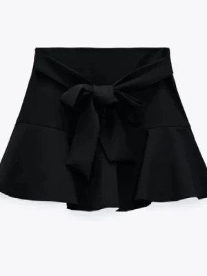 Kjol Zara - Kjol från Zara, inbyggd shorts under. Hög midja. Knytning i midjan. Knäppning i sidan med dold dragkedja i sömmen. 🖤 ny med prislapp