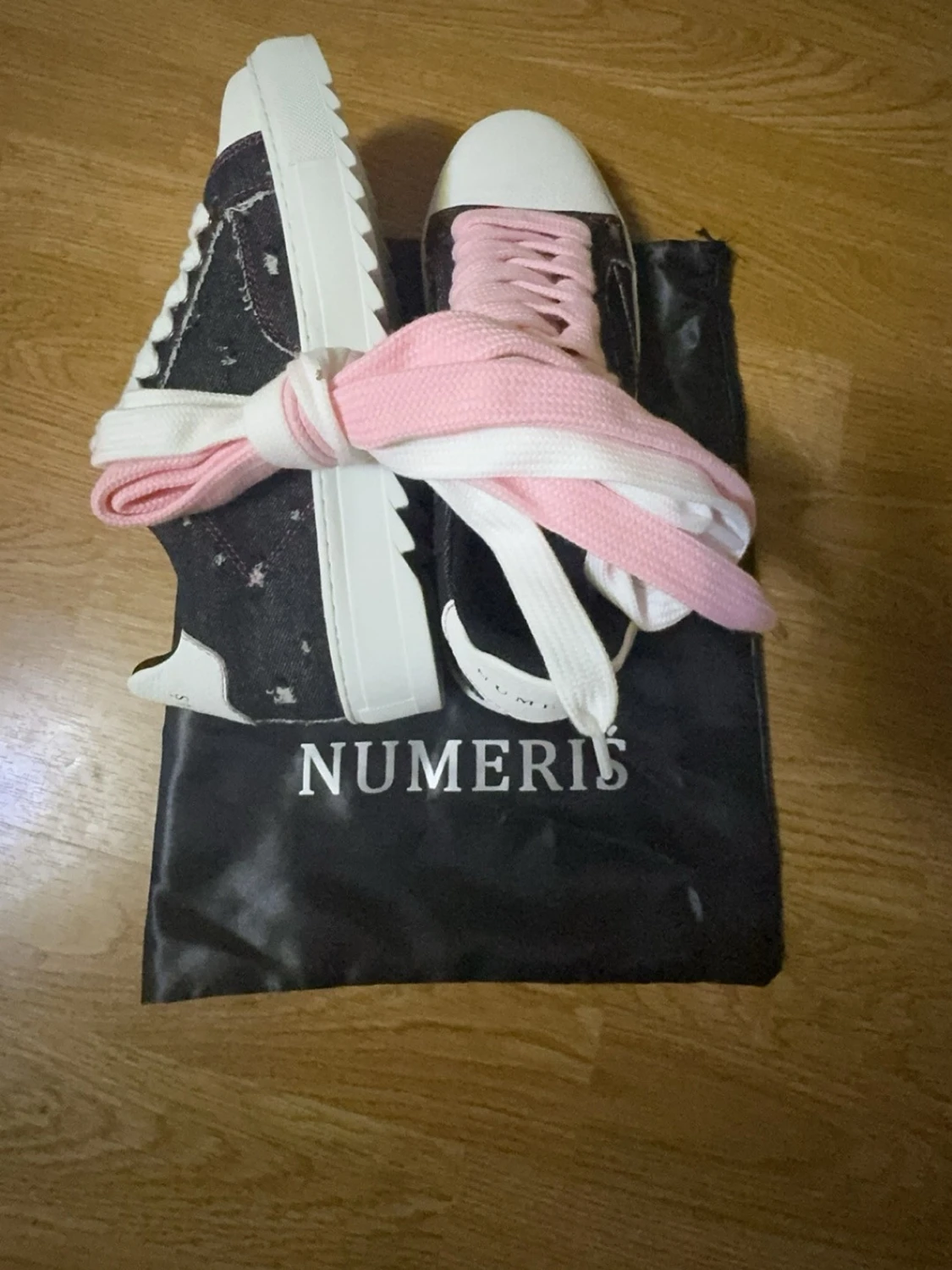 Svarta sneakers från Numeris