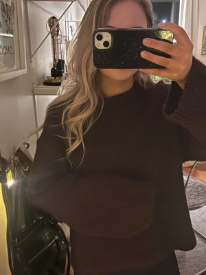 Tröja från Gina - Fin vinröd stickad tröja från Gina Tricot! Välanvänd så noppror förekommer. Skriv för fler bilder😊