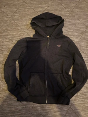 Vintage Hollister zip - Fet zip från hollister, tröjan är vintage som är väldigt eftertraktat. Skicket är 10/10 då den inte har några defekter. Storleken är S. Startpriset börjar på 599 men kan diskuteras😊😊