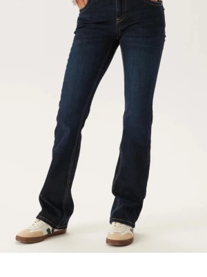 Mörkblå bootcut jeans - Snygga mörkblå bootcut jeans med klassisk femficksdesign och kontrastsömmar. Jeansen har hög midja och är tillverkade i ett stretchigt denimtyg som sitter bekvämt. Perfekta för en trendig och avslappnad look.