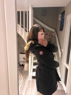 Svart Canada Goose jacka  - Säljer denna Canada goose jacka parka-dam som nu går för 13,000-18,000 pågrund av att den inte kommer till användning, super snygg och och sitter åt lite vid midjan så man får den fina curvy looken❤️