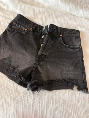 Svarta denimshorts från Zara - Svarta högmidjade jeansshorts från Zara 