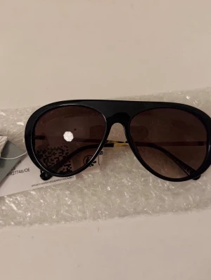 Svarta solglasögon pilot - Snygga svarta solglasögon helt oanvända. Nypris 230kr