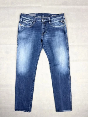Replay jeans anbass med fades - Replay jeans | Size W33 L32, sitter mer som W31 L30 | Modell: Anbass | Skick: 8,5/10 | Mått: Midja: 40 cm Längd: 93 cm | Hör gärna av dig vid frågor och funderingar!🤗