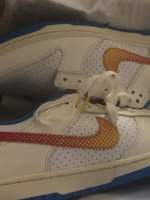 Nike Dunk Low med blå sula - Oanvända Nike Dunk Low sneakers som jag köpte från footlocker med box 