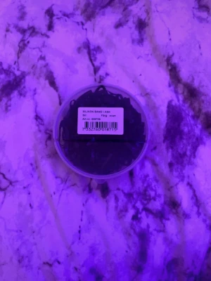 Svarta silikonband i ask - perfekt för att sätta upp hästens man eller svans