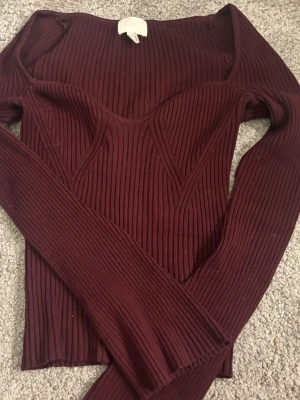 Vinröd ribbad topp från H&M - Säljer en vinröd ribbad långärmad topp från H&M.  ser ut som ny💗skriv för frågor 