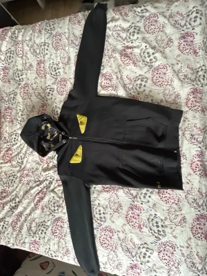 Fendi hoodie  - En svart fendi hoodei. Den e bra jag har användat den i typ 2 månader o den e för skön o varm på vinter och den är XL 