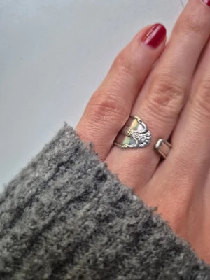 Skedring - Jag säljer jättefin ring som jag gjort själv av en sked från secondhand💞 jag kan göra vilken storlek somhelst då jag har flera skedar, det är bara att skriva den omkrets man har på fingret💖