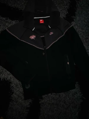 nike tech fleece centralcee X syna - Jag köpte den för 2400kr och säljer den nu för 700kr Den är praktiskt taget ny, endast använd 3 gånger. Tveka inte att fråga om du har några frågor.   